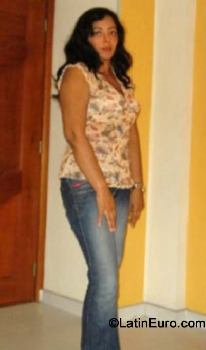 Date this attractive Colombia girl Carmen from Cartagena CO15713