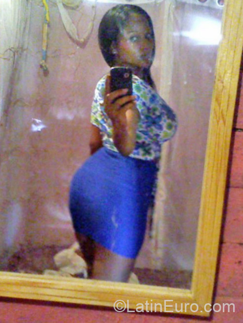 Date this nice looking Dominican Republic girl Dahiany from Santo Domingo DO21785