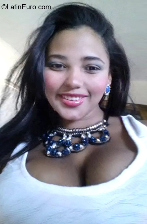 Date this nice looking Dominican Republic girl Madelin from Santo Domingo DO21820