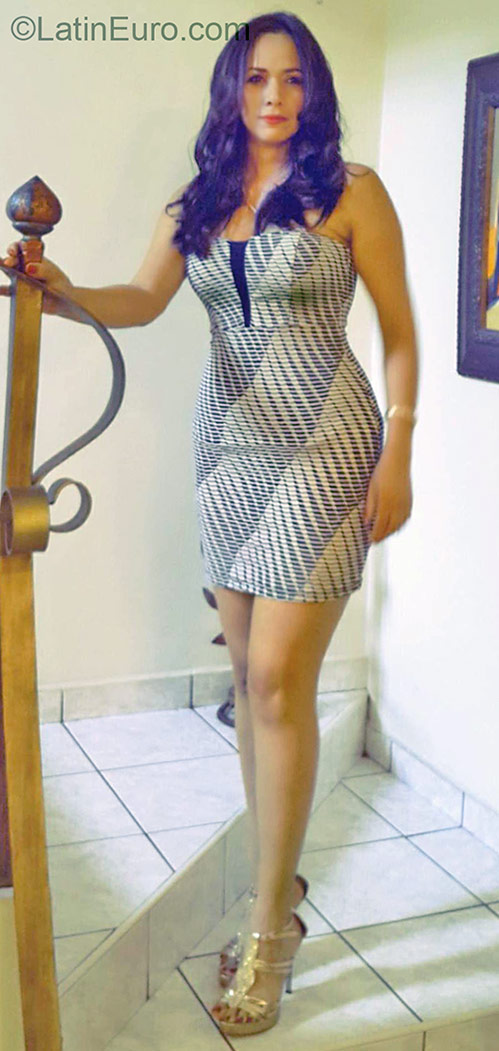 Date this attractive Honduras girl Nanoska from Tegucigalpa HN1602