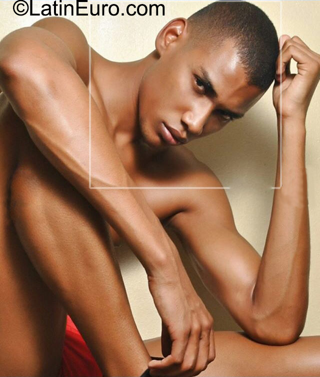 Date this gorgeous Dominican Republic man Luis from Santo Domingo DO23300