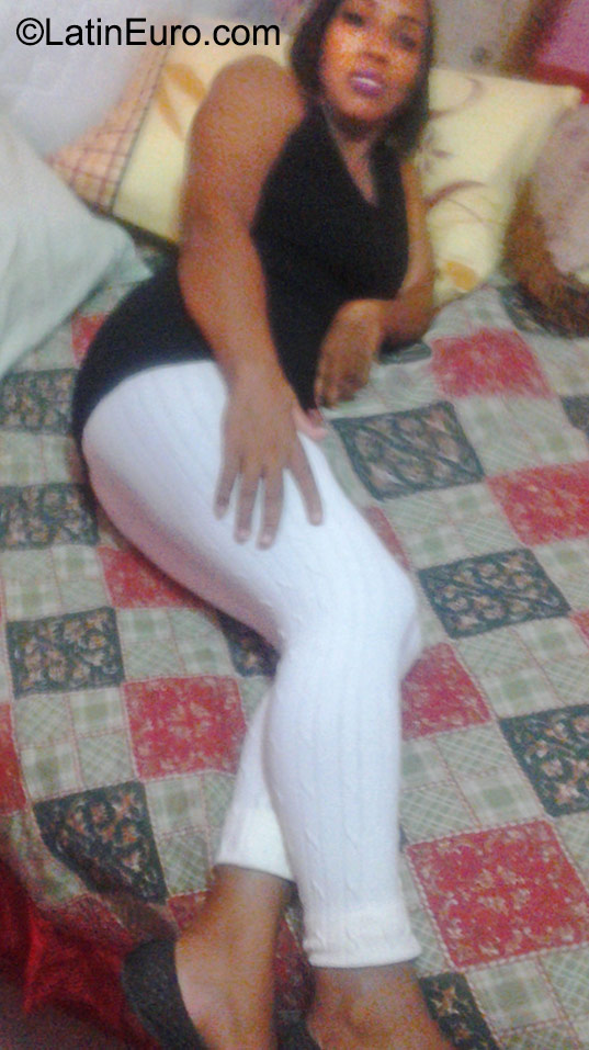 Date this happy Dominican Republic girl Magy from Santo Domingo DO23622