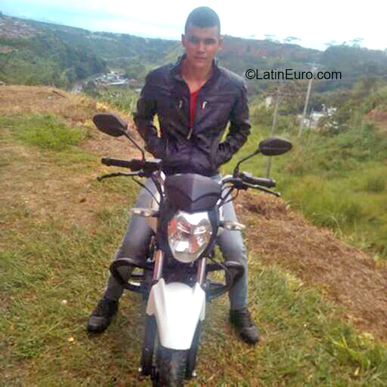 Date this nice looking Colombia man Fabian from Pereira CO18376