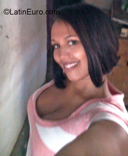 Date this charming Dominican Republic girl Yesenia from Santo Domingo DO24231