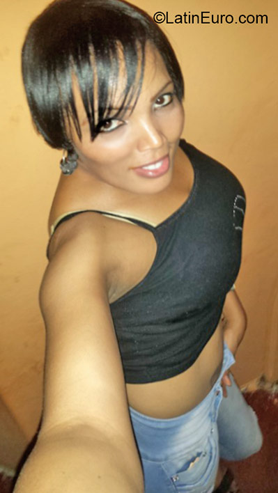 Date this stunning Dominican Republic girl Yessenia from Santo Domingo DO24235