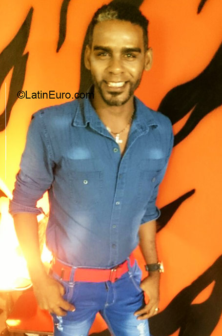 Date this sultry Dominican Republic man Nestor from Santo Domingo DO24340