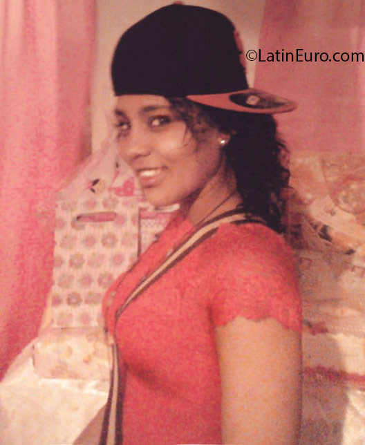 Date this georgeous Dominican Republic girl Cassandra from Santo Domingo DO24888