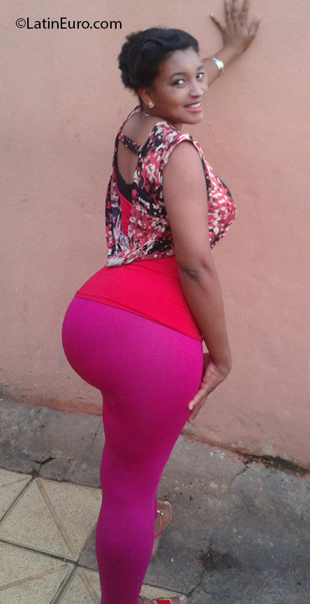 Date this lovely Dominican Republic girl Esmayres from Santo Domingo DO30135