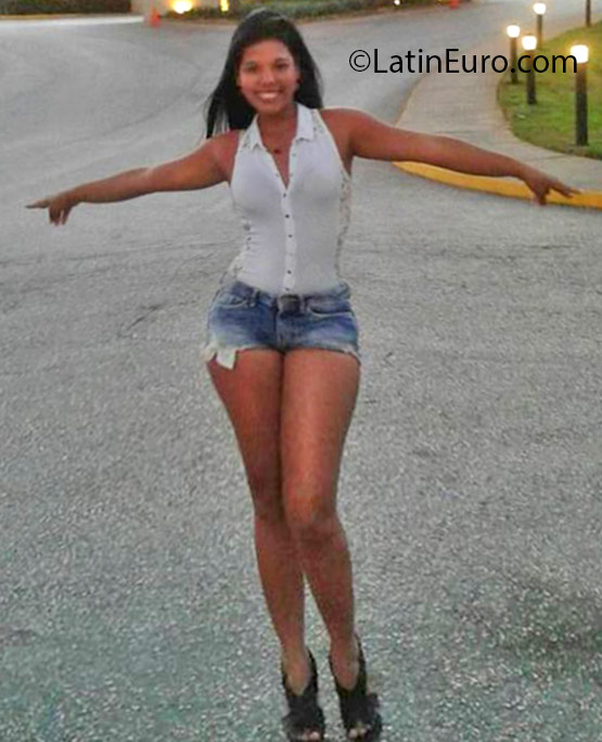 Date this good-looking Colombia girl Marcella from Bogota CO20715