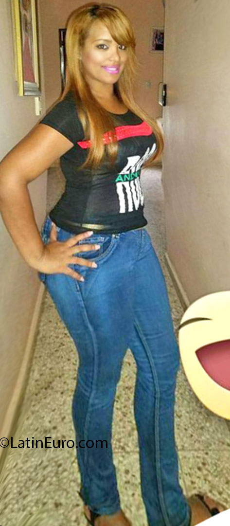 Date this nice looking Dominican Republic girl Yacerys from Santo Domingo DO25470