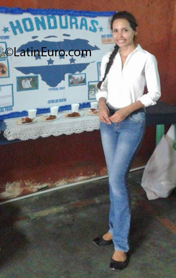 Date this lovely Honduras girl Martinez from Tegucigalpa HN2165
