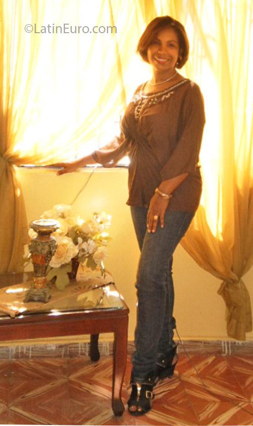 Date this good-looking Dominican Republic girl Maria from Santo Domingo DO25852