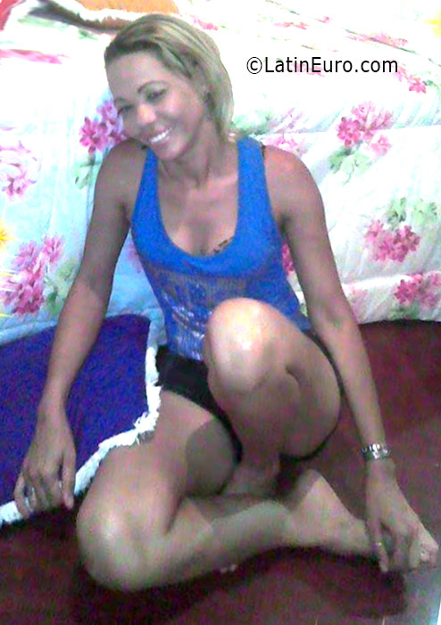 Date this charming Brazil girl Valquiria from Salvador BR9673
