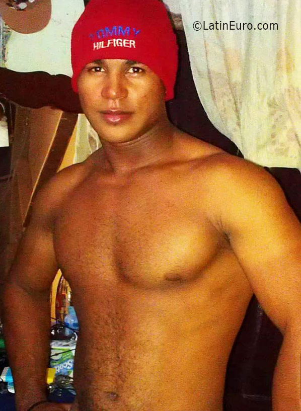 Date this nice looking Dominican Republic man Edgar from Santo Domingo DO25997