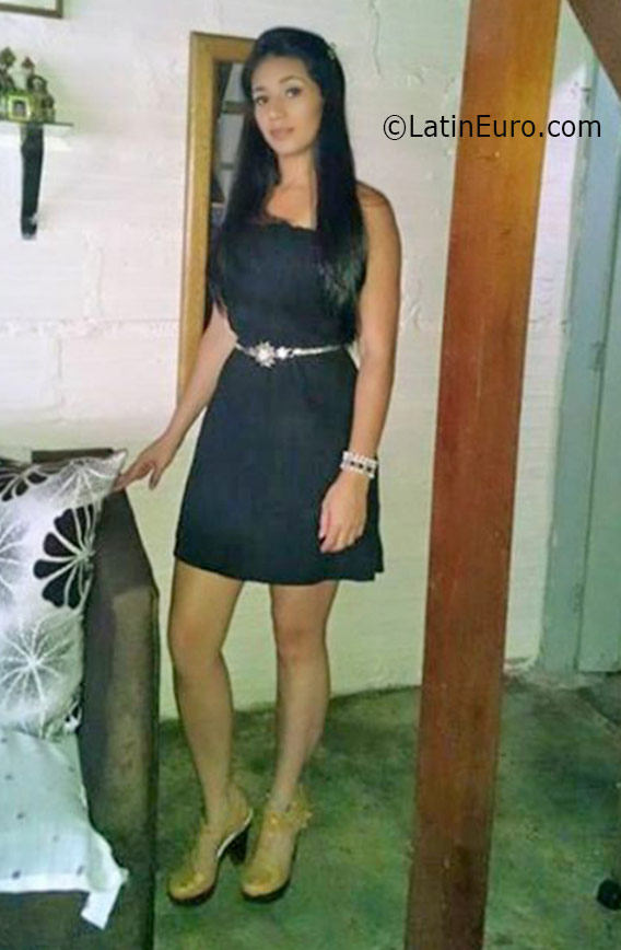 Date this attractive Colombia girl Ana from Medellin CO19036