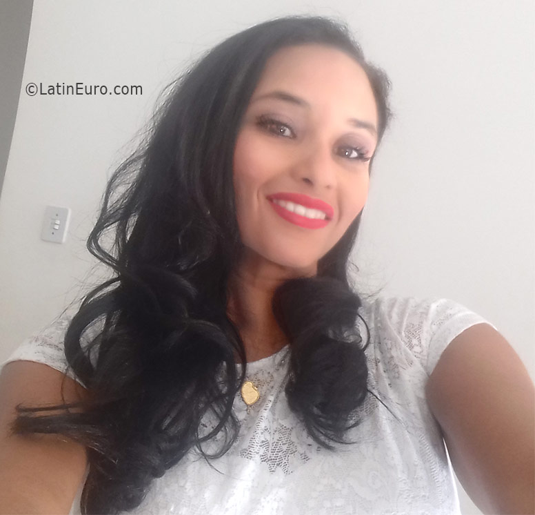 Date this athletic Brazil girl Ludmila from Salvador BR9696