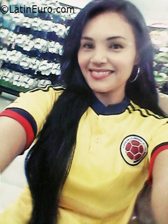 Date this attractive Colombia girl Leydis from Barranquilla CO19087