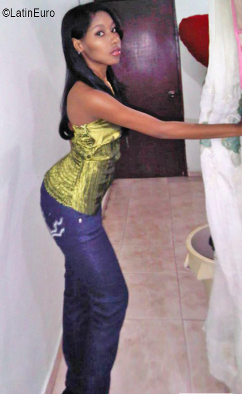 Date this charming Dominican Republic girl Dileiny from Santo Domingo DO26283
