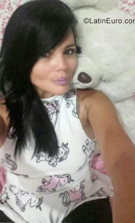 Date this attractive Brazil girl Daniele from Olinda BR9840