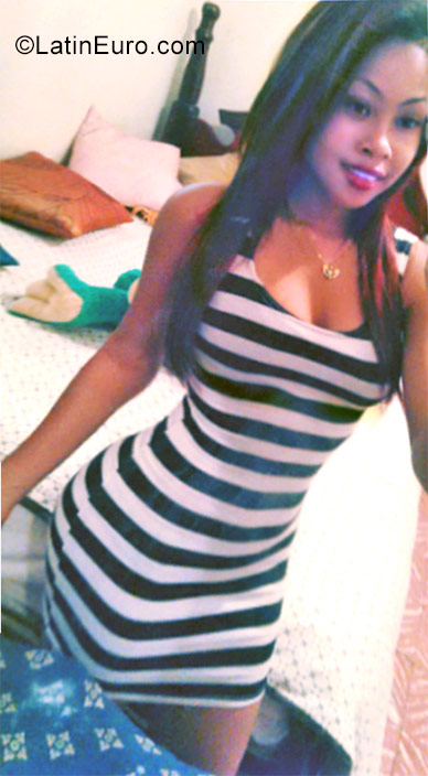 Date this foxy Dominican Republic girl MARIANGEL from Samana DO26973