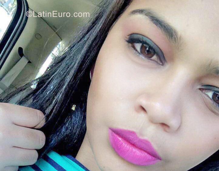 Date this attractive Dominican Republic girl LUCIA from Santiago DO27127