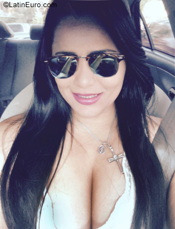 Date this hard body Dominican Republic girl Diana from Santo Domingo DO27342