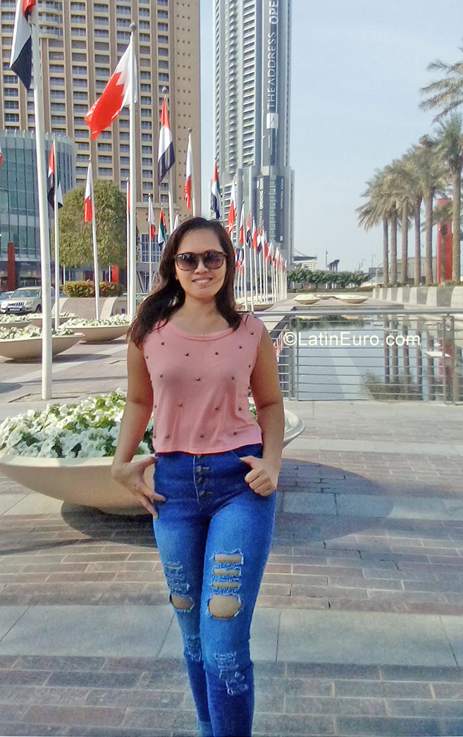 Date this pretty United Arab Emirates girl Cristy from Dubai AE52