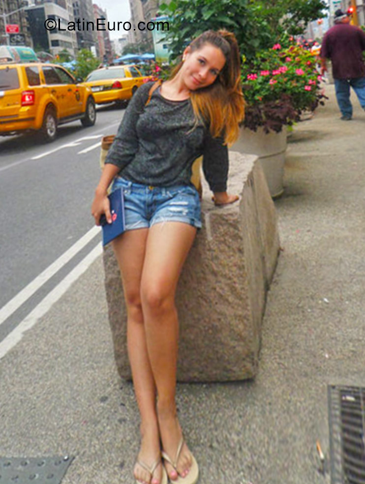 Date this good-looking Colombia girl Kelly Valencia from Bogota CO20348
