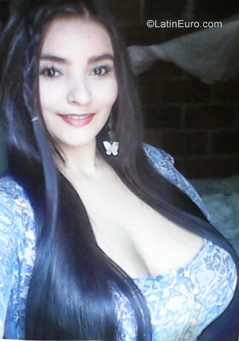 Date this foxy Colombia girl Caroly from Cucuta CO20877