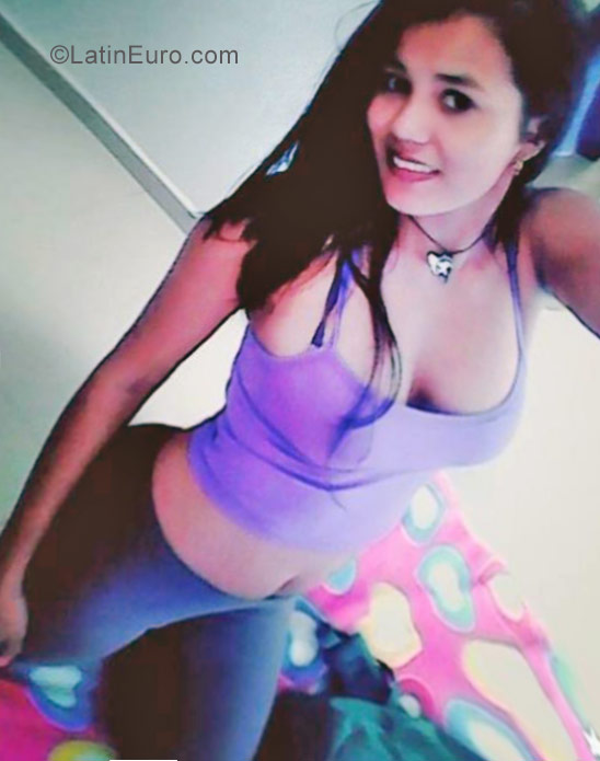 Date this sensual Colombia girl Diana from Armenia CO21135