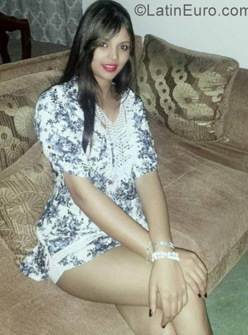 Date this happy Dominican Republic girl Airiam from Santiago DO28401