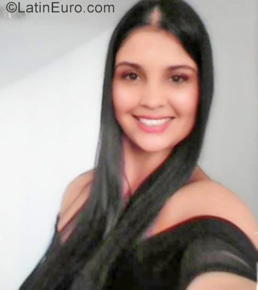 Date this nice looking Colombia girl Natalia from Medellin CO21237