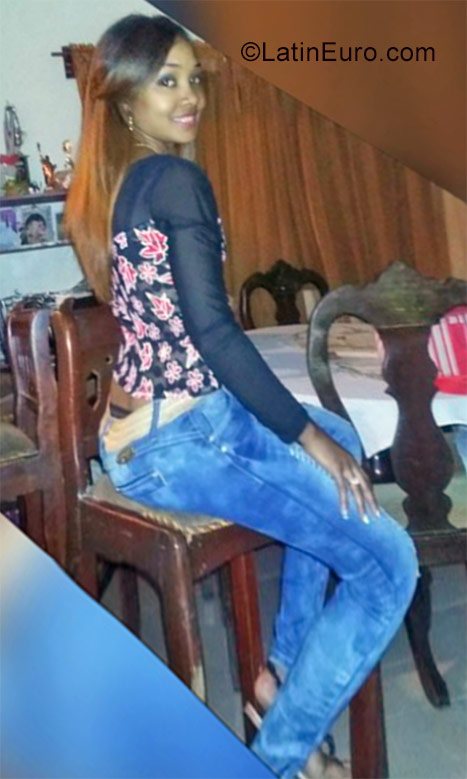 Date this nice looking Dominican Republic girl Lucy from Santo Domingo DO28443