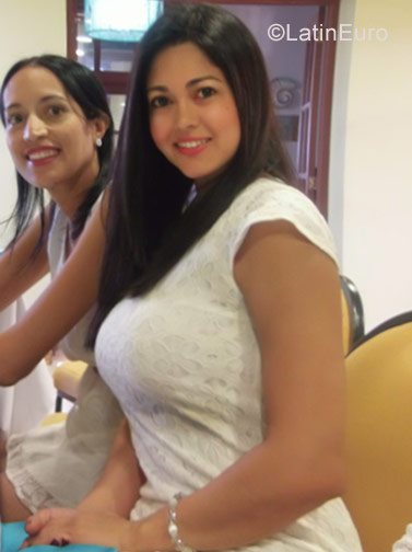 Date this nice looking Colombia girl Claudia from Barranquilla CO21303