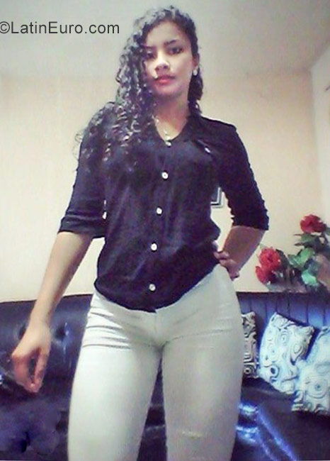 Date this good-looking Colombia girl Daniela from Medellin CO21384