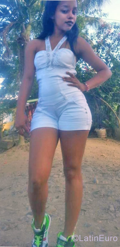 Date this nice looking Dominican Republic girl Carolina from Santo Domingo DO28817