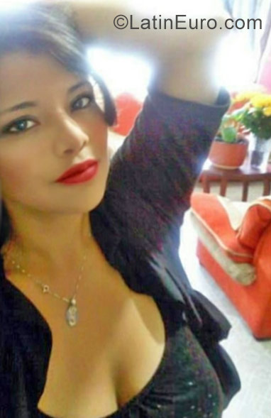 Date this nice looking Colombia girl YESENIA from Bogota CO21548