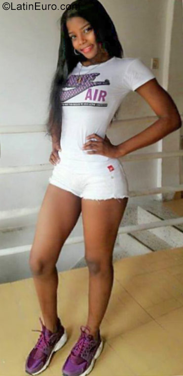 Date this charming Colombia girl Linda from Cali CO21556