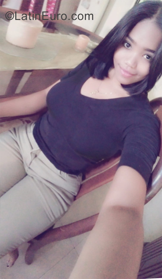 Date this charming Dominican Republic girl Mihara from Santo Domingo DO28876