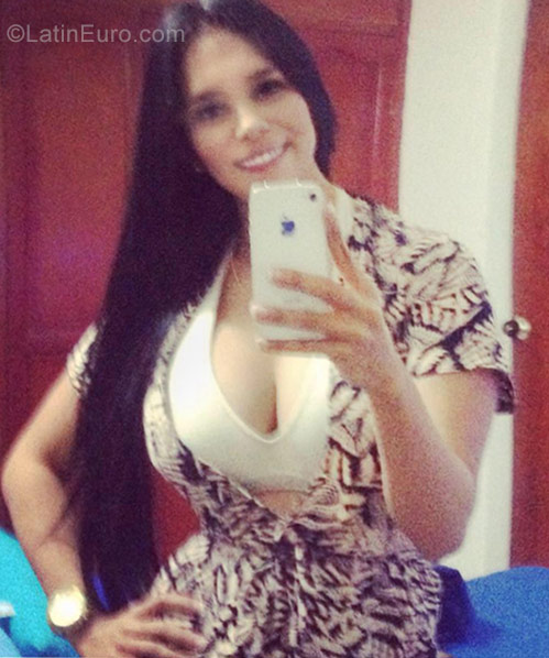 Date this nice looking Colombia girl Paulina from Bogota CO21716