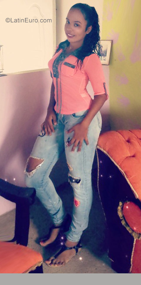 Date this stunning Dominican Republic girl Yommery from Santiago DO29379