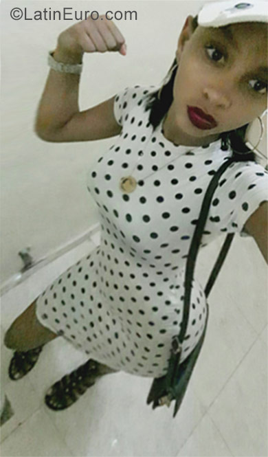 Date this tall Dominican Republic girl Winifer from Santiago DO29389