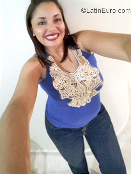 Date this hot Dominican Republic girl Altagracia from Santiago DO29532
