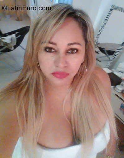 Date this sultry Angola girl Regina from Luanda AO83