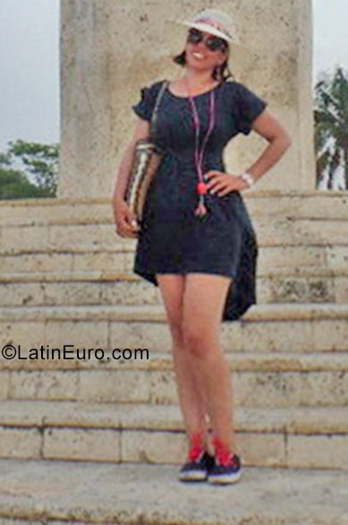 Date this attractive Colombia girl Johana from Bogota CO22035