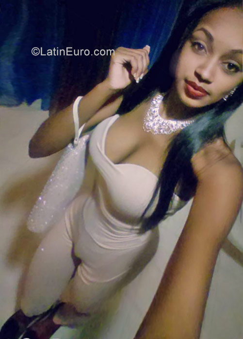 Date this nice looking Dominican Republic girl Yafi from La Vega DO29709