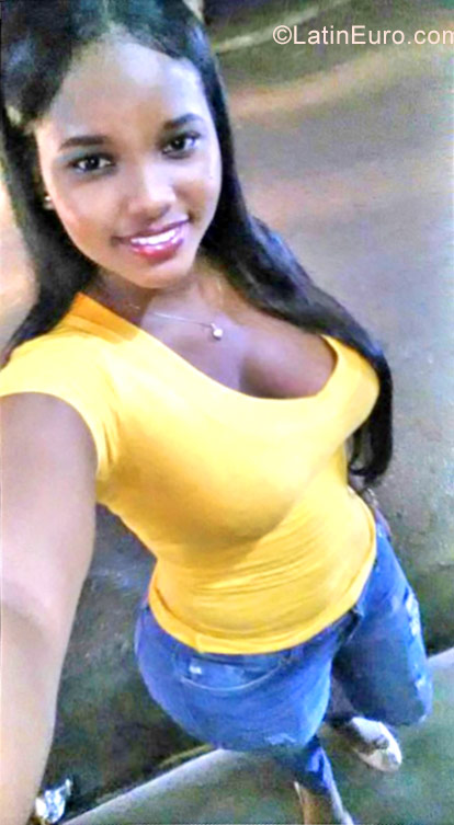 Date this hot Dominican Republic girl Yokari from Santo Domingo DO29787