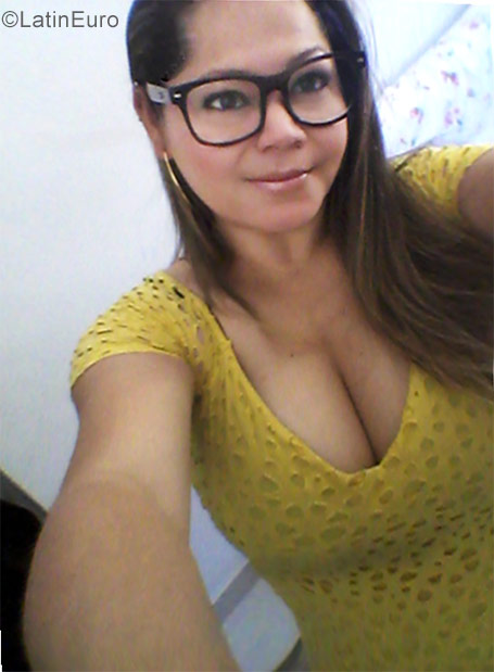 Date this voluptuous Brazil girl Vanessa from Sao Paulo BR10189