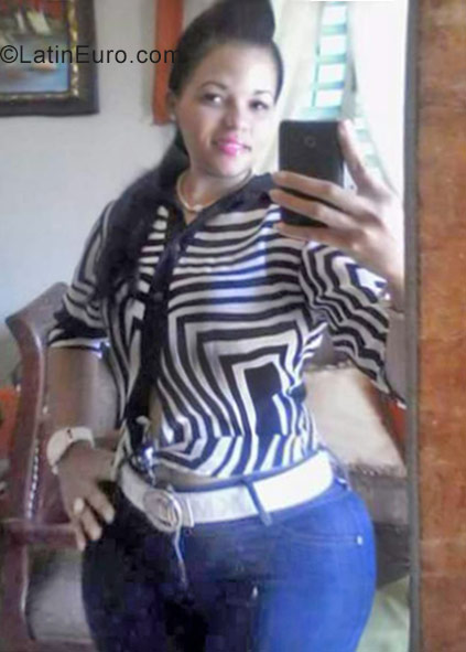 Date this charming Dominican Republic girl Karina from Santo Domingo DO29937