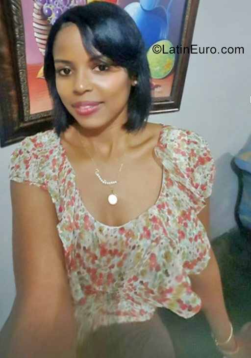 Date this lovely Dominican Republic girl Daysha from Santo Domingo DO30042